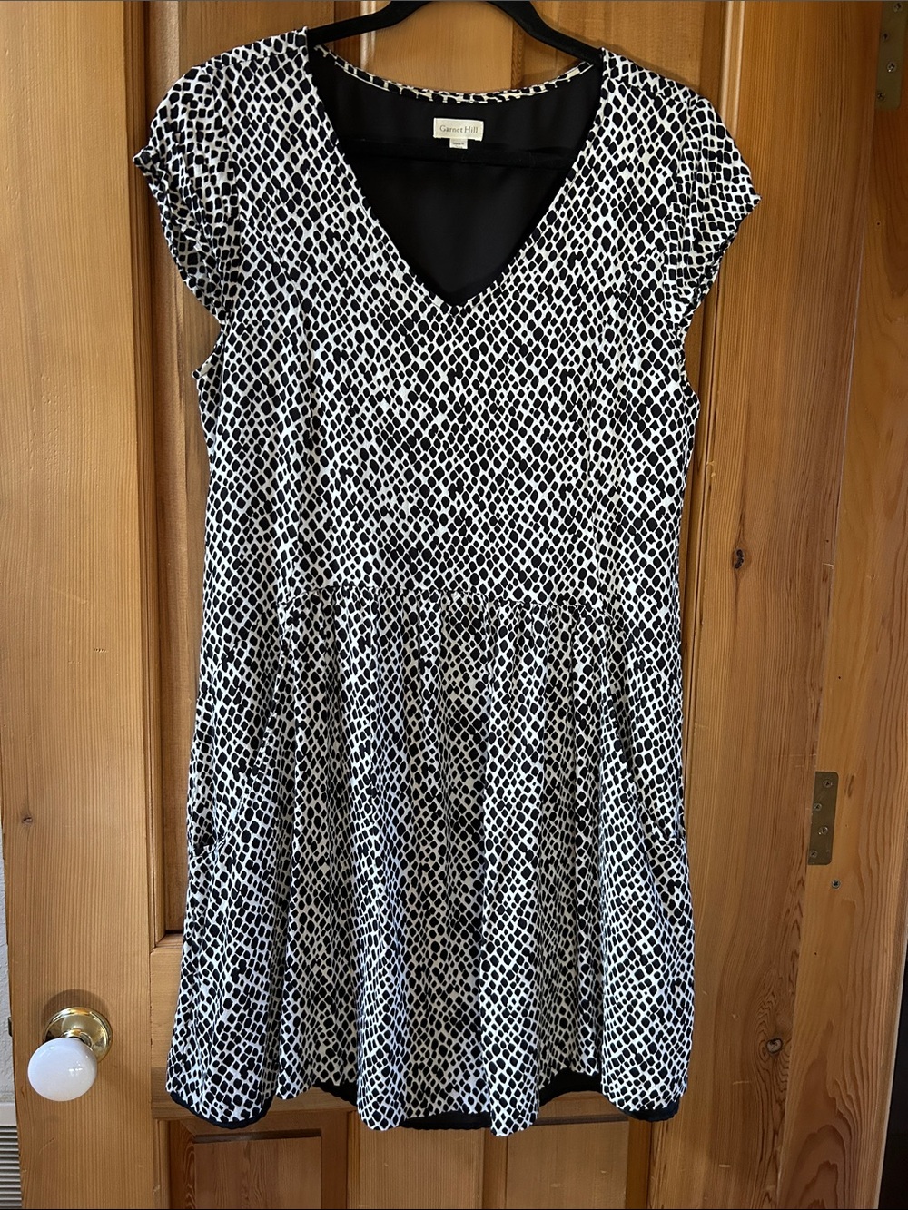 Garnet Hill Black & White Geometric V‑Neck Midi Dress